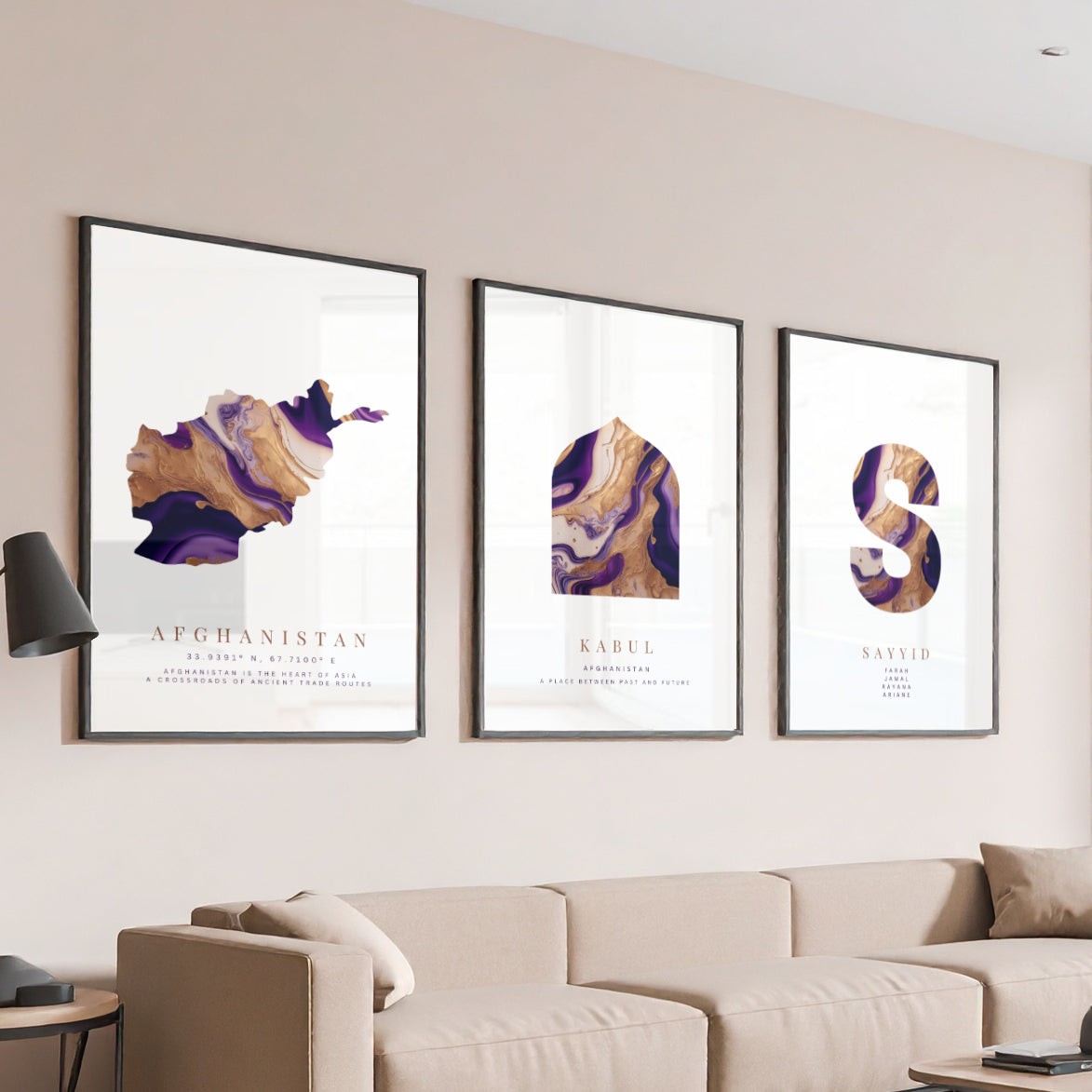 Poster-Set | 3-Teilig | Personalisiert „Afghanistan“ – Karte, Stadt & Familie (Lila-Gold-Beige)