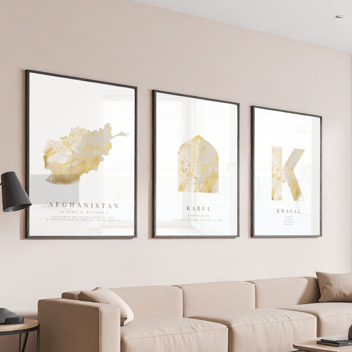 Poster-Set | 3-Teilig | Personalisiert „Afghanistan“ – Karte, Stadt & Familie (Beige-Gold)